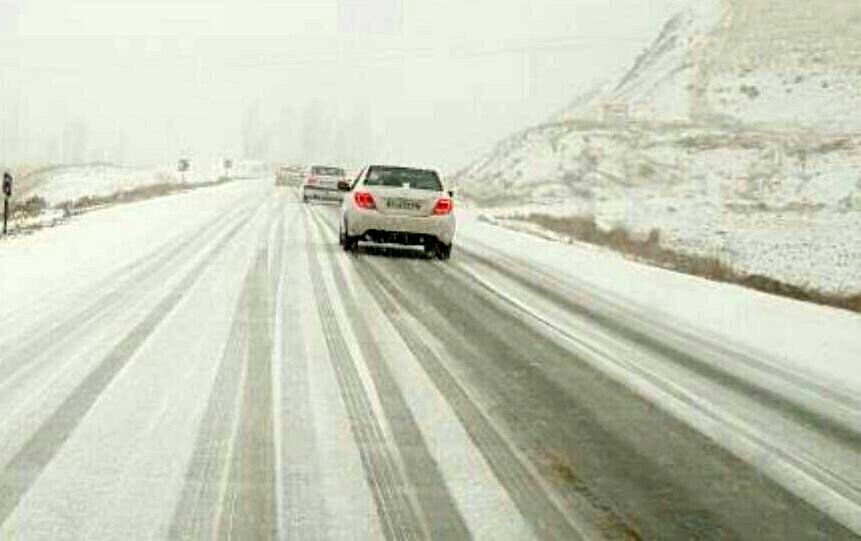 بارش برف در برخی جاده‌ها و انسداد 15 مسیر/ترافیک نیمه‌سنگین در برخی مقاطع محورهای هراز و کندوان‌