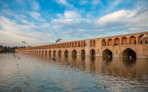 زاینده رود تا چه زمان اصفهان را زیبا نشان می دهد؟
