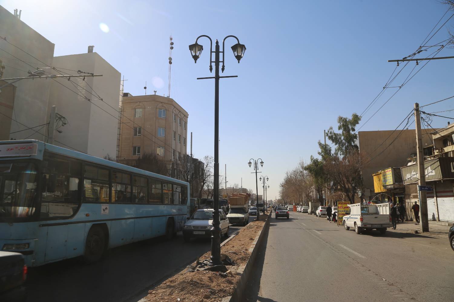 اجرای عملیات خاکریزی و آبرسانی رفیوژ میانی خیابان 17 شهریور