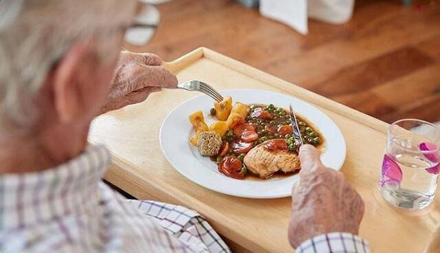 تغذیه مناسب افراد بالای 60 سال چیست؟
