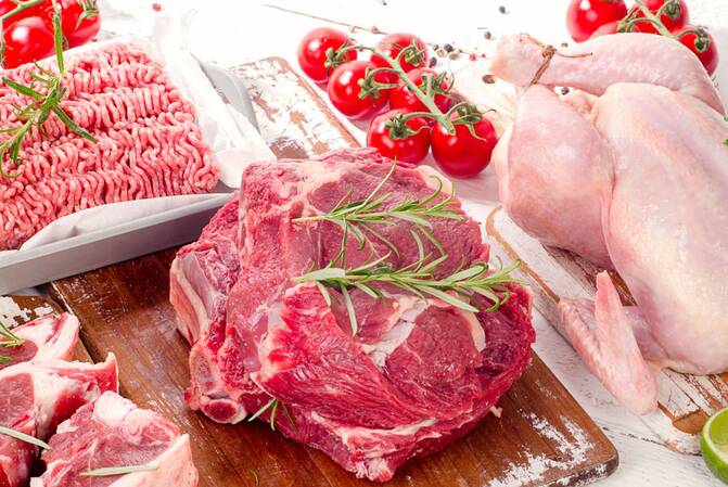 کاهش قیمت گوشت قرمز در بازار/ فروش مرغ با قیمت بیش از 63 هزار تومان تخلف است