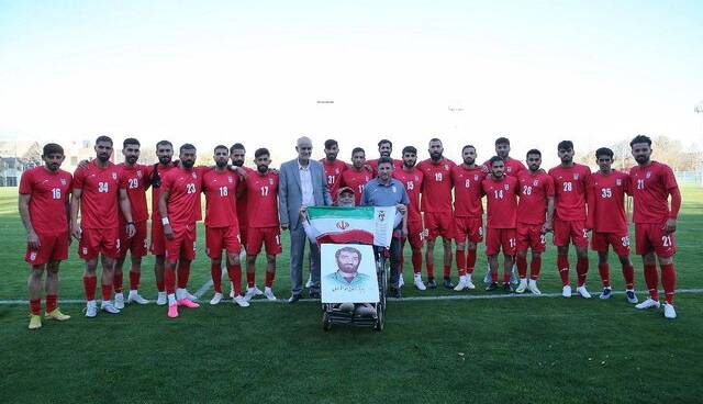 آخرین تمرین تیم ملی در سال 1401 با هوادار وفادار پرسپولیسی‌ها
