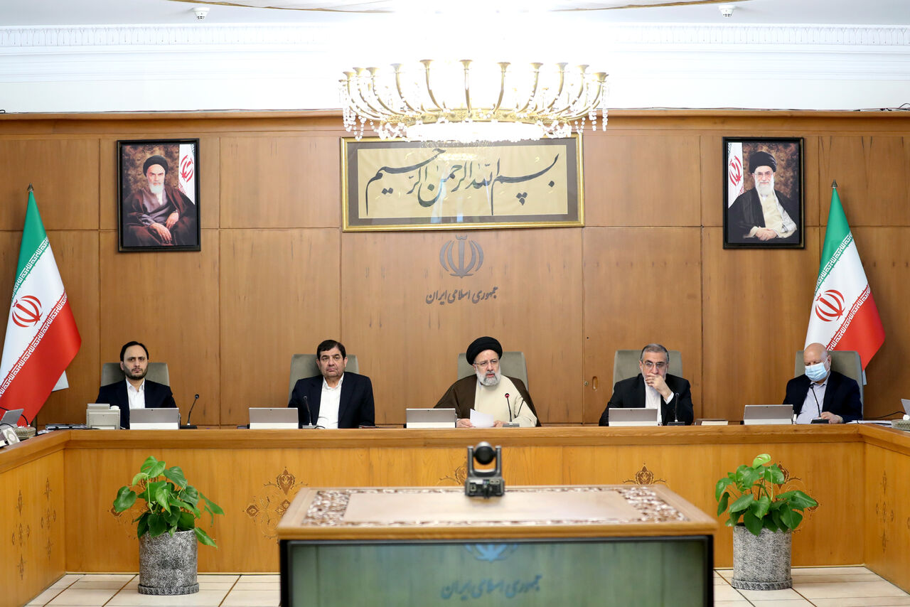 رئیسی: با کسانی که کالا را با قیمت ریال تولید و با نرخ ارز عرضه می‌کنند، برخورد شود