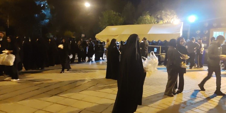 پذیرایی رزمندگان تهرانی از مهمانان شهدا در مراسم احیای بهشت زهرا