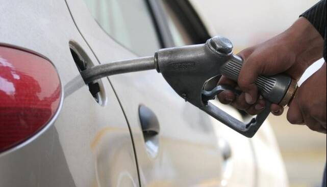 نماینده مجلس: دولت برنامه‌ای برای افزایش قیمت بنزین ندارد