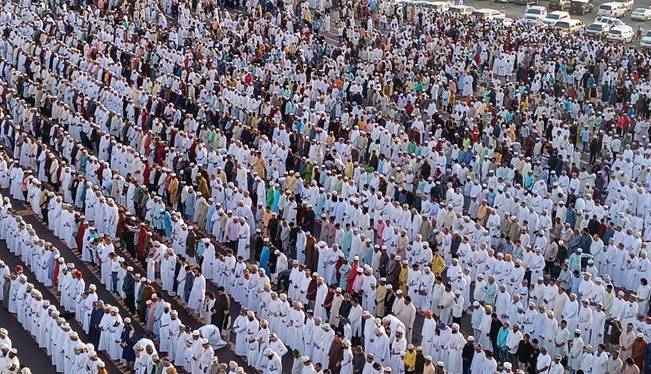 اقامه نماز عید فطر در ورزشگاه‌های فوتبال