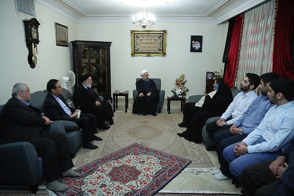 در دیدار با جانباز علی اصغر امیدی؛

روحانی: جانبازان، شهدا و ایثارگران نظام و ملت را بیمه کردند