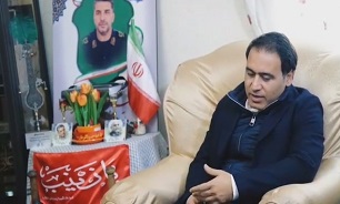 دیدار شب یلدایی مهدوی کیا با خانواده شهید «رضا فرزانه» 