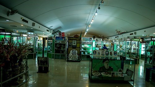 بازدید گردشگران چینی از موزه شهدا + عکس