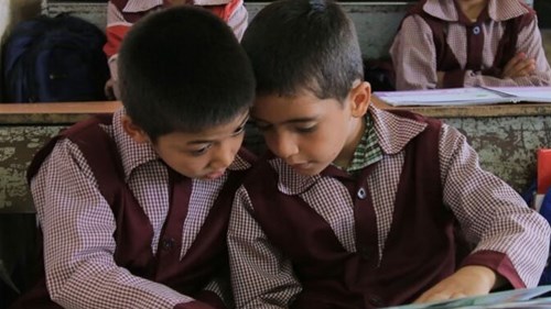 خیر زنجانی لوازم مدرسه ۶۷ یتیم را تامین کرد