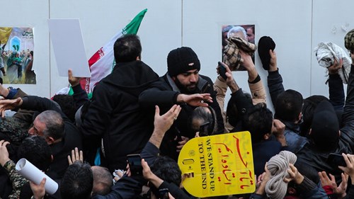 مردم جنوب تهران مراسم تشییع پیکر شهدای محافظ سردار سلیمانی را آغاز کردند