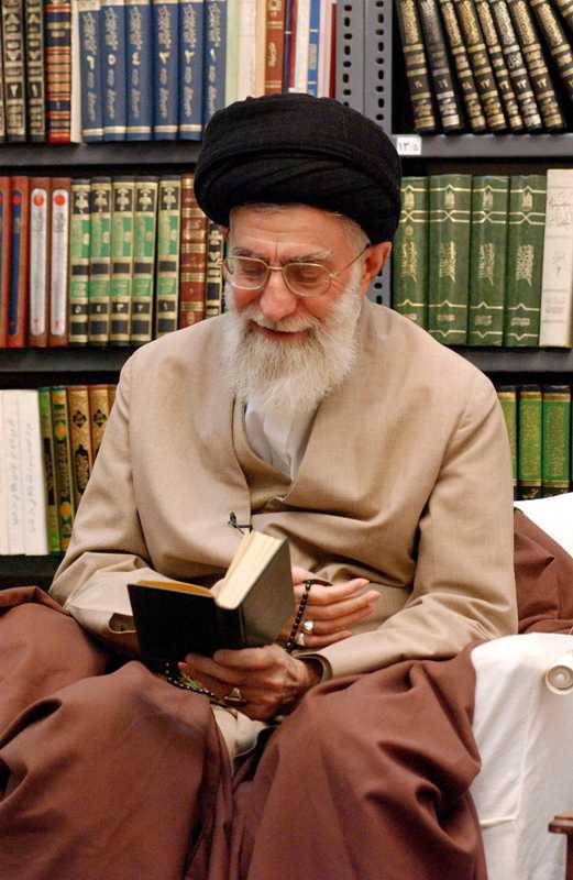 اهدای 14 هزار کتاب خطی توسط رهبر انقلاب به آستان قدس رضوی